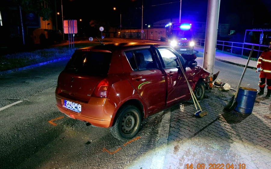 BALESET: Beton lámpaoszlopnak ütközött egy női sofőr, totálkárosra törte az autót (FOTÓK)