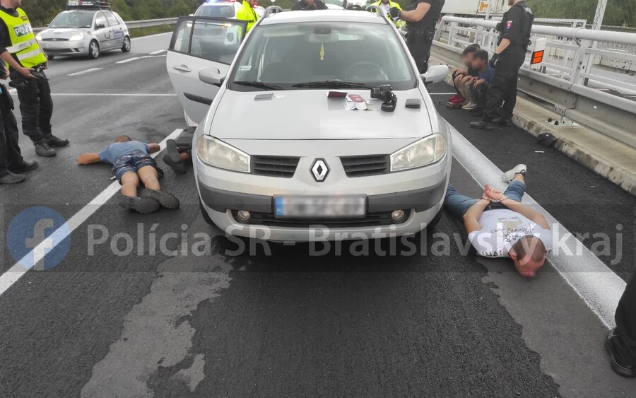 Lövöldözés törti ki a szlovák autópályán, illegális bevándorlók menekültek a rendőrök elől