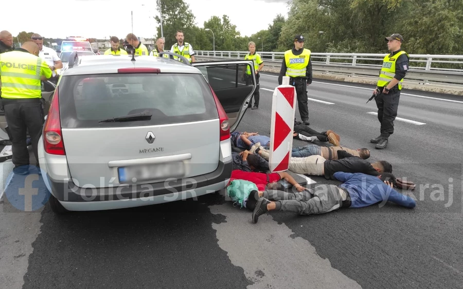 Lövöldözés törti ki a szlovák autópályán, illegális bevándorlók menekültek a rendőrök elől