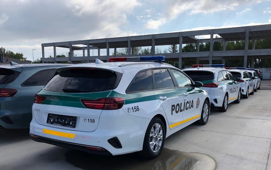 "Ezekben a napokban a minisztérium új KIA Ceed Combi 1.5T típusú járműveket oszt ki a rendőrkapitányságoknak, összesen 60 darabot. Ezek alsó-középkategóriás benzinmotoros Combi típusú járművek, amelyek az elhasználódott járműveket fogják helyettesíteni" - mondta Zuzana Eliášová, a belügyminisztérium szóvivője.
