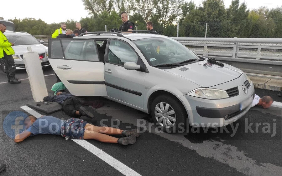 Lövöldözés törti ki a szlovák autópályán, illegális bevándorlók menekültek a rendőrök elől