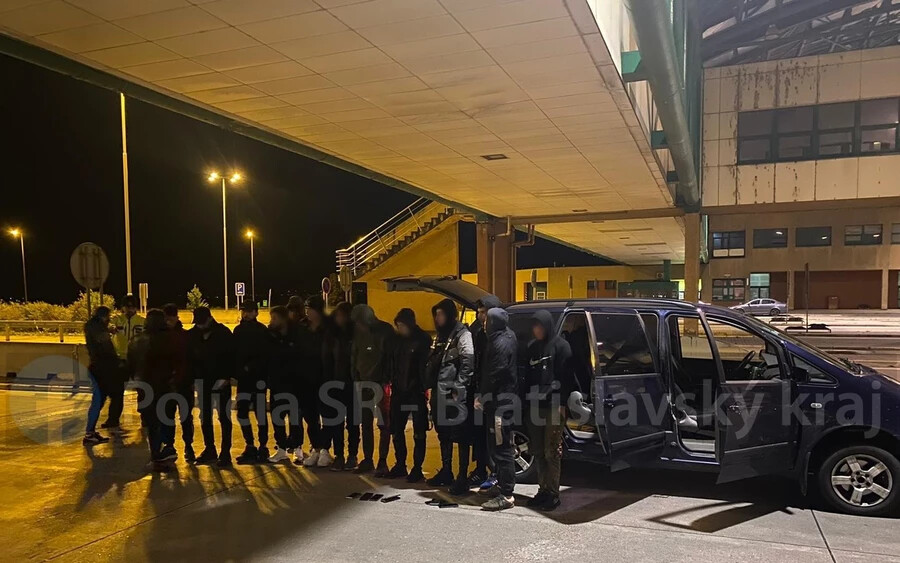 Több mint 60 illegális bevándorlót csípet nyakon a rendőrség a szlovák–magyar határnál (FOTÓK)