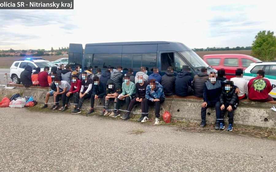 54 illegális bevándorlót találtak két furgonban a szlovák rendőrök (FOTÓK)