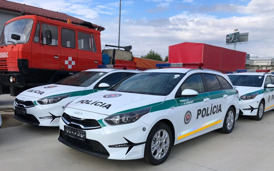"A járművek beszerzése még a rendőrautók formatervének megváltoztatására irányuló szándék előtt történt, így a 40, elsősorban rendőri járőrözésre szánt jármű az eredeti fehér-zöld színű minta alapján készült." - magyarázta Eliášová.
