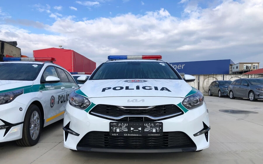 A belügyminisztérium a rendőrök új autóival büszkélkedett. 60 járműről van szó, de még mindig a régi fehér és zöld dizájnnal.