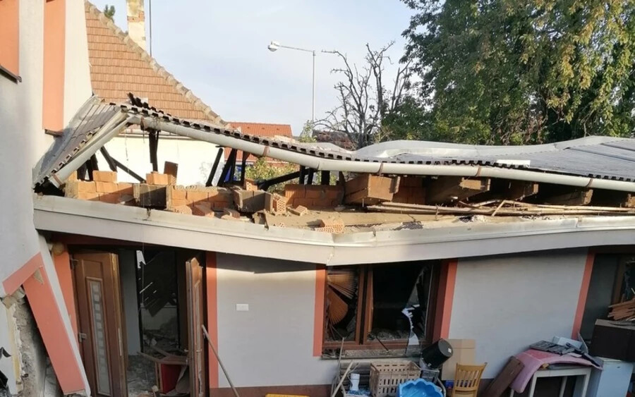 FRISS: Felrobbant egy családi ház, tulajdonosa életveszélyesen megsérült (FOTÓK)
