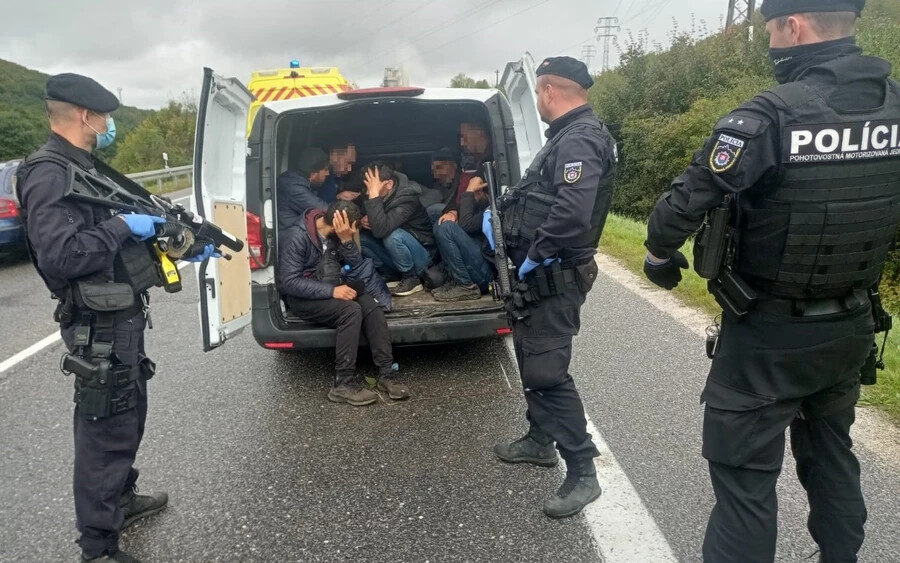 23 illegális bevándorló zsúfolódott össze a szlovák rendőrök által elfogott furgonban (FOTÓK)