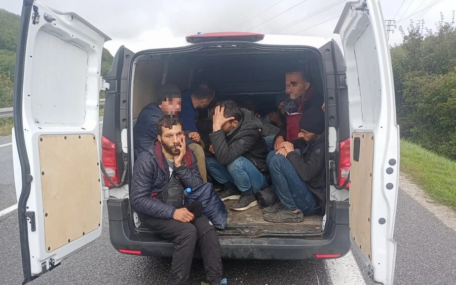 23 illegális bevándorló zsúfolódott össze a szlovák rendőrök által elfogott furgonban (FOTÓK)