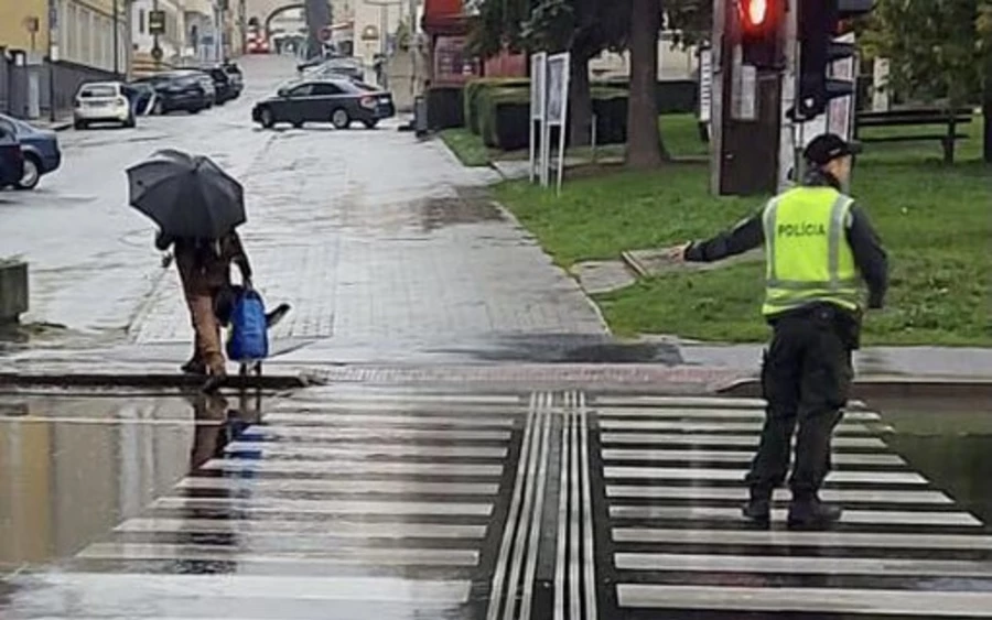 TRAGÉDIA: Gyalogost gázolt egy autó a zebrán, a férfi szörnyethalt a balesetben