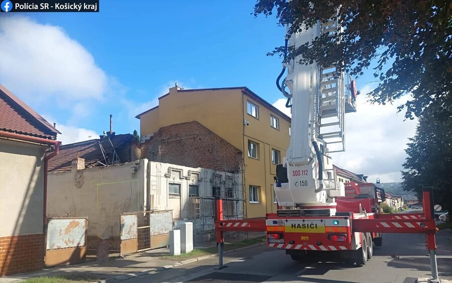 TRAGÉDIA: Munkásokra omlott a családi ház teteje, egyikük azonnal meghalt