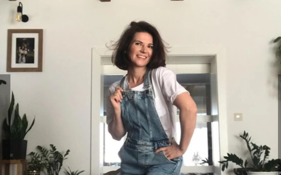 Míg eddig a színésznő főleg a konyhájából vagy a teraszáról töltött fel képeket az Instagramra, most kiderült, hogy milyen a nappalija. A helyiség a modern és a vintage keverékét mutatja – írja a Lepšie Bývanie. 