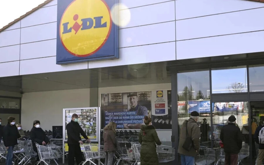 A LIDL például úgy döntött, hogy a vaj árát 1,99 eurón tartja. Tomáš Bezák, az áruházlánc szóvivője elmondta, hogy ez az intézkedés az országban lévő 160 üzletükre érvényes. „Annak ellenére, hogy az infláció minket és beszállítóinkat is érinti, úgy döntöttünk, hogy jelentősen és hosszú távon csökkentjük a népszerű termékek árát” – mondta Nagy Martin, a Lidl ügyvezető igazgatója.