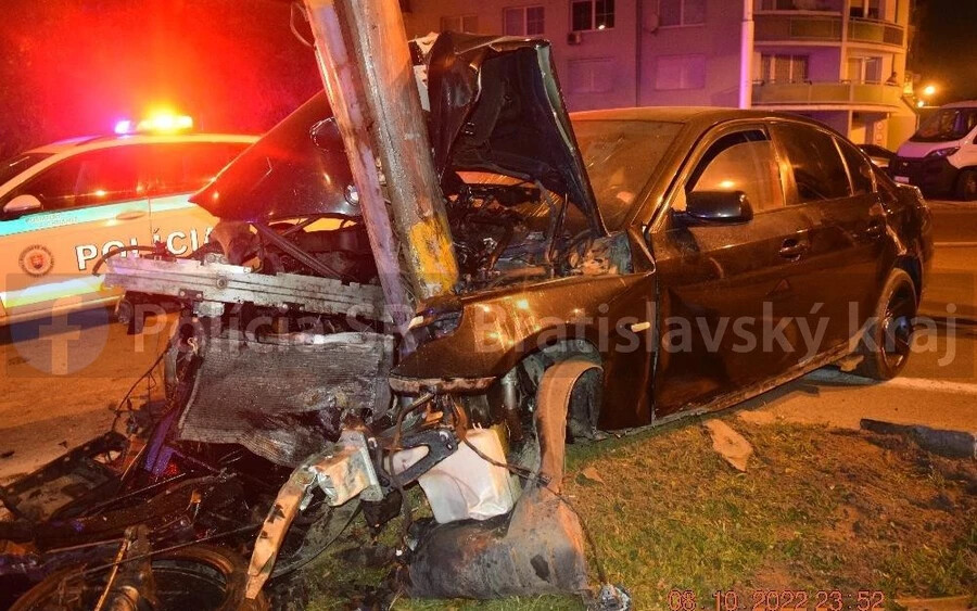 BALESET: Részeg BMW-s rendezett ámokfutást Pozsonyban, totálkárosra törte az autóját (FOTÓK)