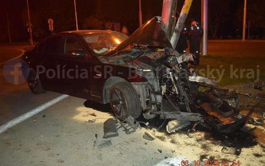 BALESET: Részeg BMW-s rendezett ámokfutást Pozsonyban, totálkárosra törte az autóját (FOTÓK)