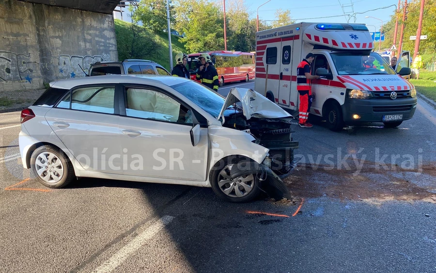 TRAGÉDIA: Oszlopnak ütközött egy sofőrnő, utastársa szörnyethalt a balesetben