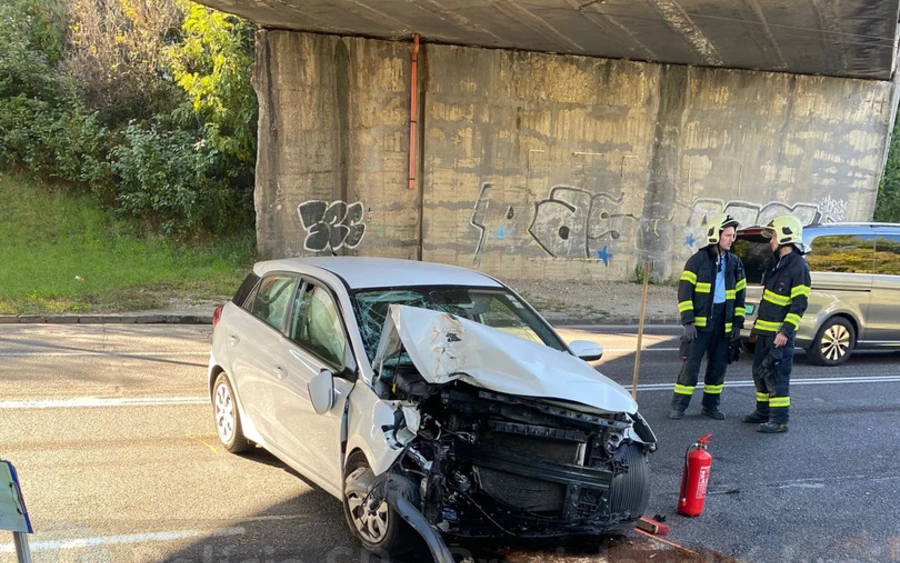 TRAGÉDIA: Oszlopnak ütközött egy sofőrnő, utastársa szörnyethalt a balesetben