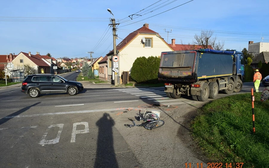 TRAGÉDIA: Halálra gázolt egy kamion egy idős biciklist (FOTÓK)