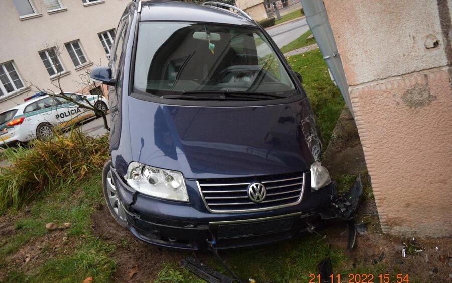 Háznak ütközött autójával egy holtrészeg férfi délután – majdnem 4 ezreléket fújt (FOTÓK)