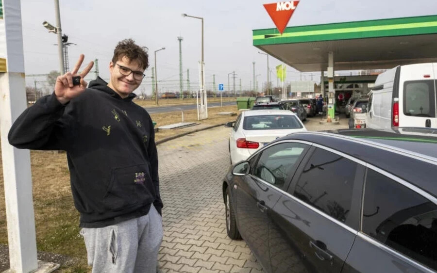 "Először jöttem ide. A barátom mondta, hogy Magyarországon 30 centtel olcsóbb a benzin és a gázolaj, ezért jöttem, hogy kipróbáljam, mennyit lehet spórolni egy teli tankkal, és nincs is messze" - mondta a pozsonyi Filip, akit Rajka egyik benzinkútjánál kérdezett a pluska.sk. 