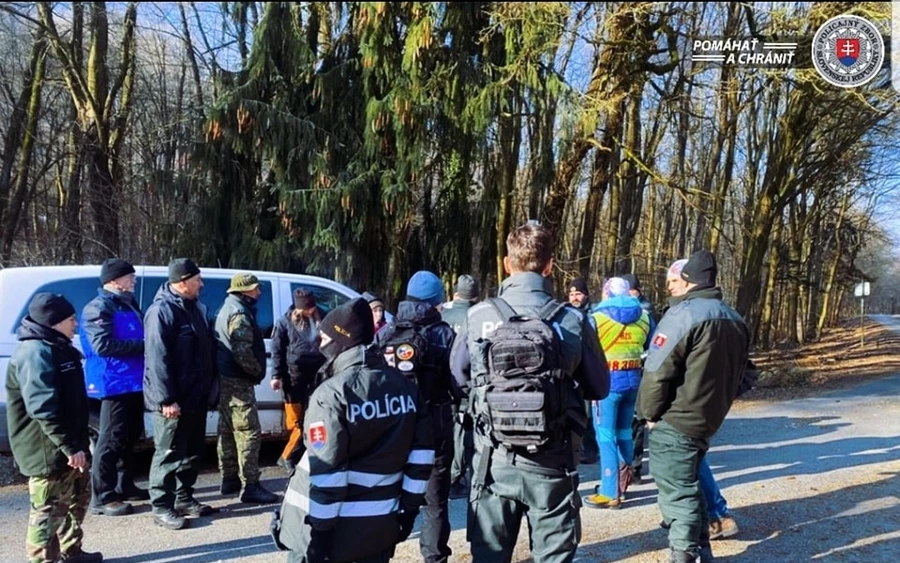 Amennyiben bármilyen információval rendelkeznek az eltűnt nővel kapcsolatban, a lakosság kapcsolatba léphet a rendőrséggel a 158-as ingyenes telefonszámon, vagy magánüzenetben a közösségi oldalukon keresztül.