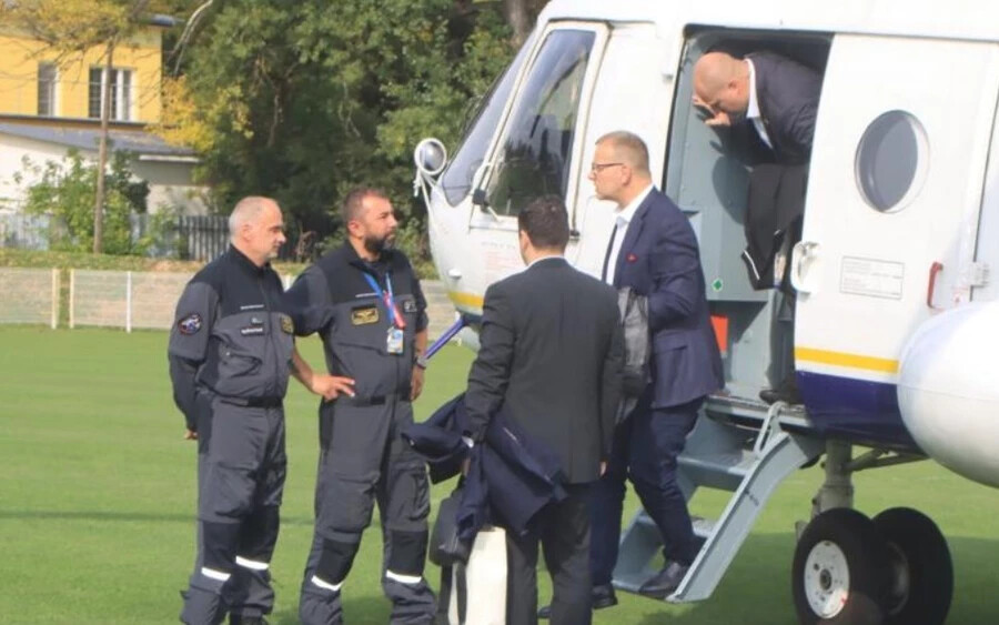Boris Kollár, a parlament elnöke és Milan Krajniak munkaügyi miniszter szombaton (október 15.) Rimaszombatba látogatott, ahol helikopterrel való érkezésükkel hívták fel magukra a figyelmet. A városban találkoztak Jozef Šimko polgármesterrel, aki 2010 óta a város polgármestere. 