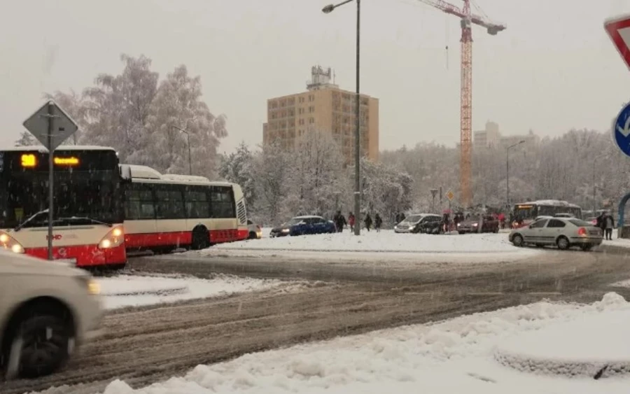 Az útkarbantartók arra is emlékeztetnek, hogy a Kispereszlő (Príslop) és Sújtó (Šútovce) hágók, valamint az I/64-es út a Németpróna (Nitrianske Pravno) szakaszon le van zárva a tíz méternél hosszabb járművek számára.