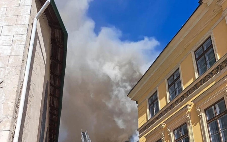 Lángokban áll egy történelmi épület Selmecbányán (FOTÓK)