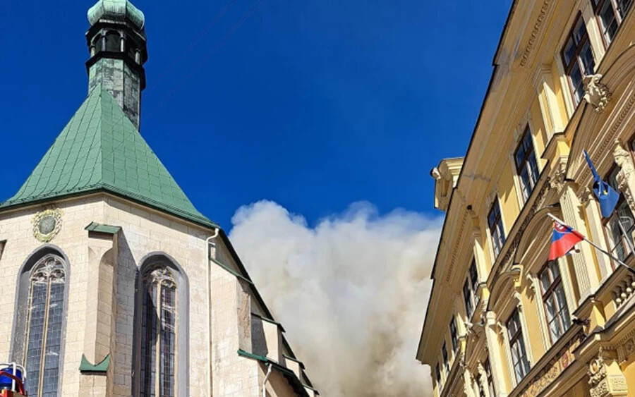 Lángokban áll egy történelmi épület Selmecbányán (FOTÓK)