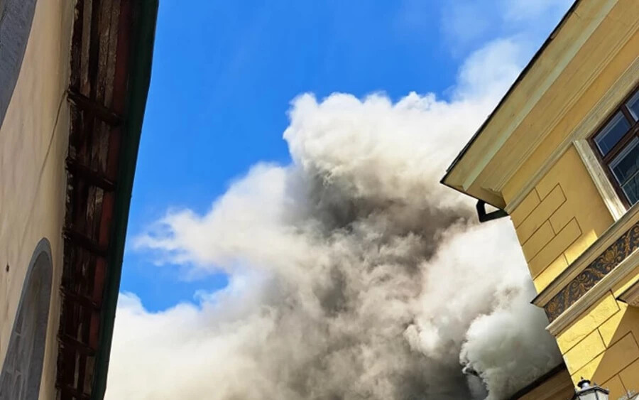 Lángokban áll egy történelmi épület Selmecbányán (FOTÓK)