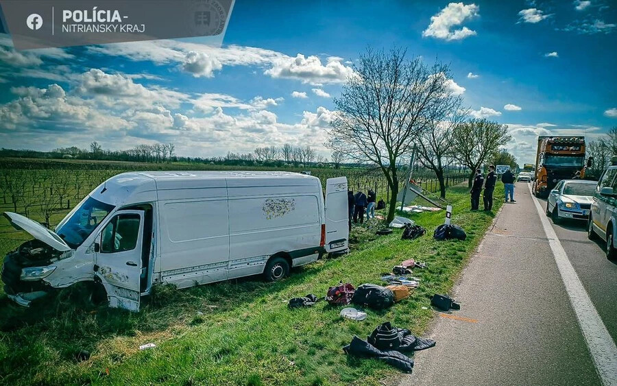 Amikor a sofőr az Érsekújvári járásban észrevette a rendőröket, úgy döntött, kockáztatja saját és utasai testi épségét, és megelőzi az előtte haladó teherautót. A manőver következtében a kamion lehajtott az útról. A baleset során senki sem sérült meg.