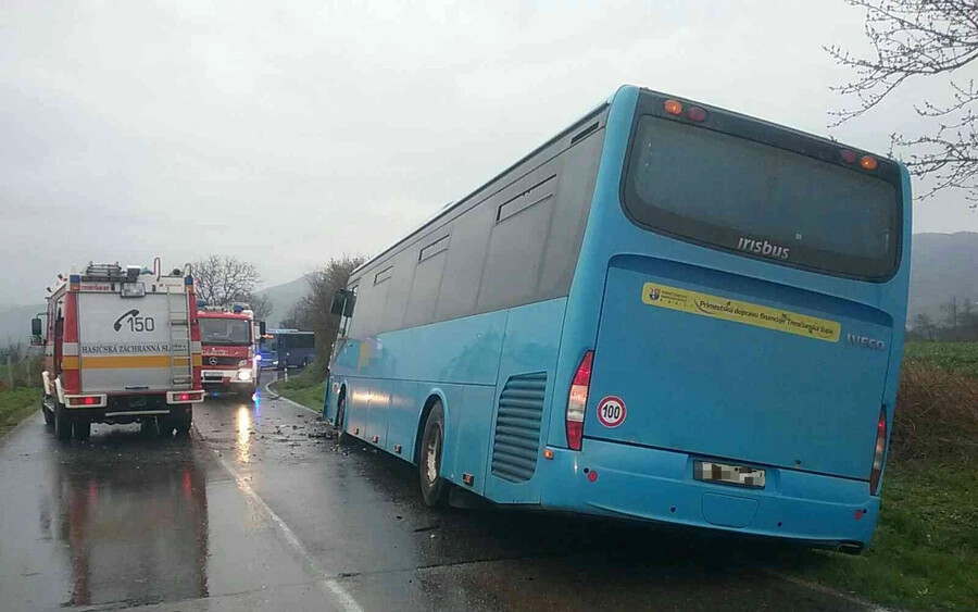 SÚLYOS BALESET: Hatan megsérültek, miután egy autó nekiütközött egy busznak (FOTÓK)