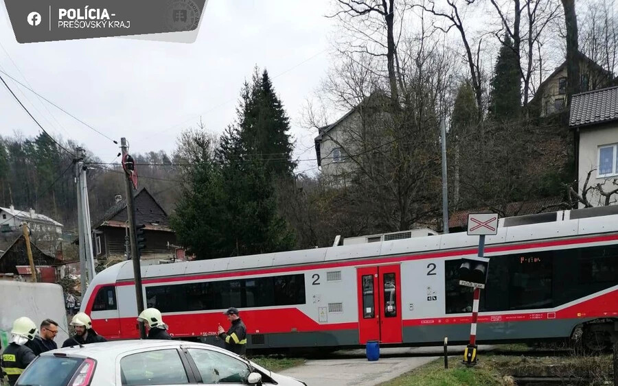 Piros jelzés ellenére hajtott be a vasúti átjáróba egy nő, elsodorta a vonat (FOTÓK)