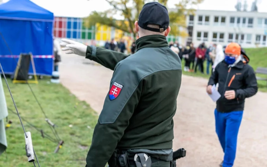 A koronavírus jelenleg nem jelent nagyobb veszélyt, Szlovákiában naponta körülbelül 100 fertőzöttet regisztrálnak, a halálesetek szórványosak - pénteken egy áldozatot jegyeztünk fel, szombaton egyet sem. Sokan azonban még mindig olyan egészségügyi problémákkal küzdenek, amelyek a vírus leküzdése után kezdődtek.