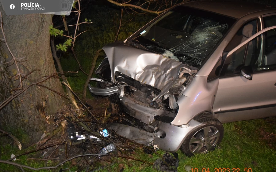 TRAGÉDIA: Fának ütközött és meghalt egy sofőr hétfő éjszaka (FOTÓK)