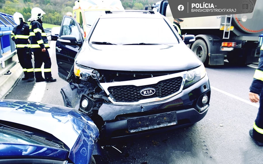 SÚLYOS BALESET: Három autó ütközött egymásnak, többen megsérültek (FOTÓK)