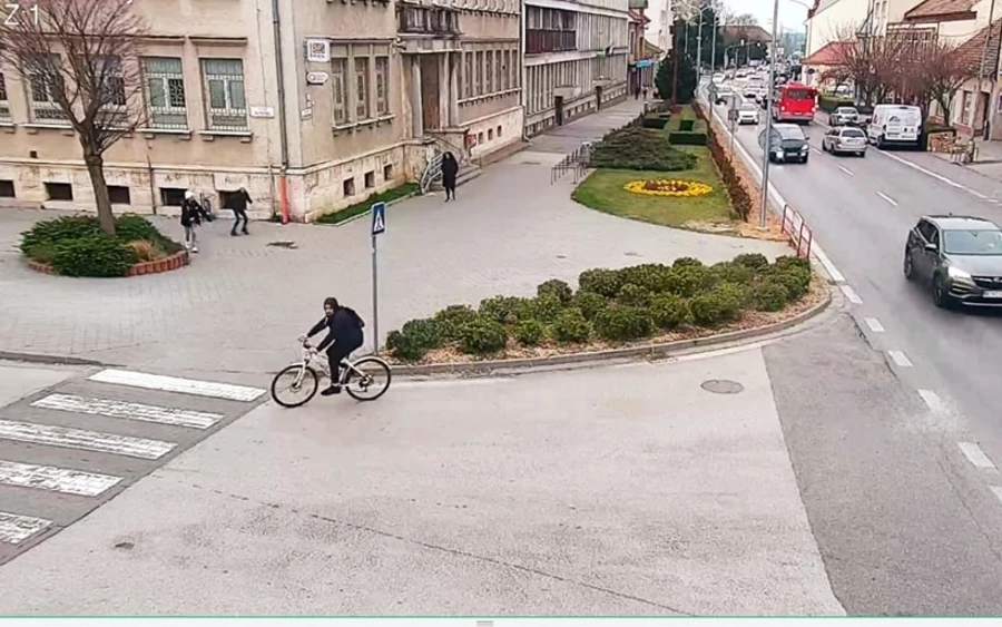 Egy kerékpárral közlekedő férfi elhajtott a nő mellett és kikapta kezéből a pénztárcát. A nő a lopás során 75 eurónyi készpénzt és minden iratát elvesztette.