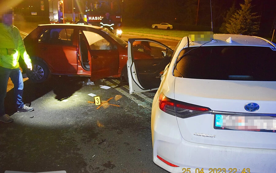 Az ütközés egy ellenkező irányba tartó, Škoda Fabia típusú járművel történt, melyet szintén egy 23 éves sofőr vezetett. A Škoda Fabia sofőrje és 34 éves utastársa súlyosan megsérült. A Toyota Corolla sofőrje könnyebb sérüléseket szenvedett.