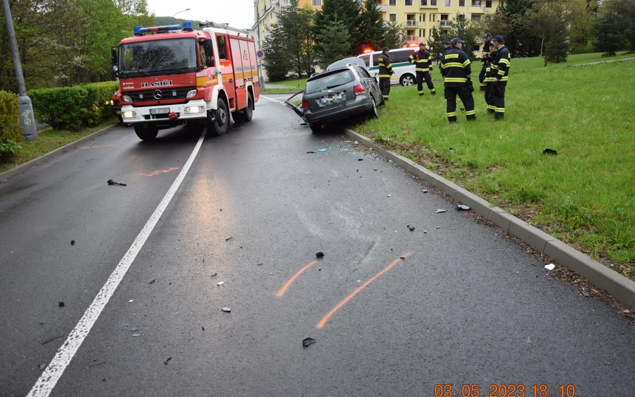 BALESET: Frontálisan ütközött két autó, a sofőrök súlyosan megsérültek (FOTÓK)