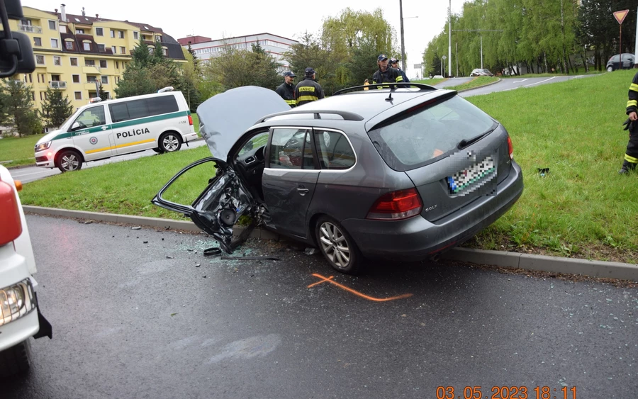 BALESET: Frontálisan ütközött két autó, a sofőrök súlyosan megsérültek (FOTÓK)