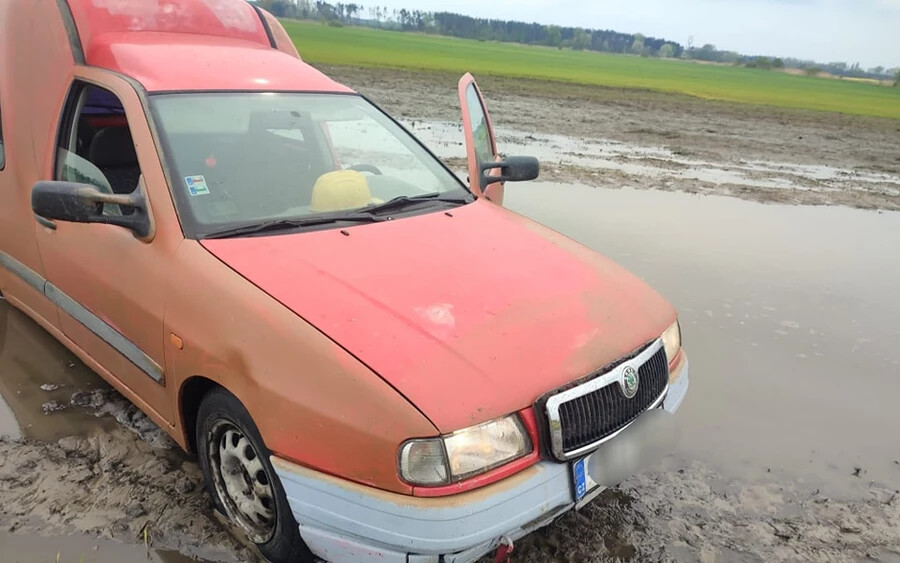 Hasonló esettel találkoztak a rendőrök Búrszentgyörgy (Borský Svätý Jur) közelében is. Az eredetileg piros autót a sofőr egy „csehszlovák Škoda-Seat hibriddé“ alakította, melynek elülső burkolatán a Škoda logója, hátsó részén pedig a Seaté szerepelt. A járművön további cseh jelzések is voltak, az emissziós és műszaki ellenőrzésről szóló igazolás azonban szlovák nyelven volt feltüntetve. 