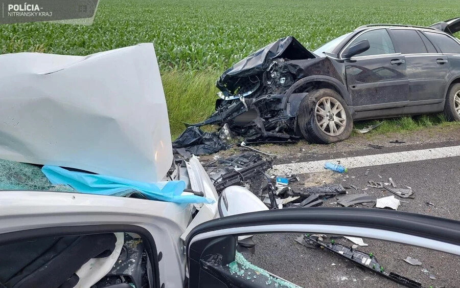 TRAGÉDIA: Frontálisan ütközött két autó Perbete és Kürt között, hárman meghaltak