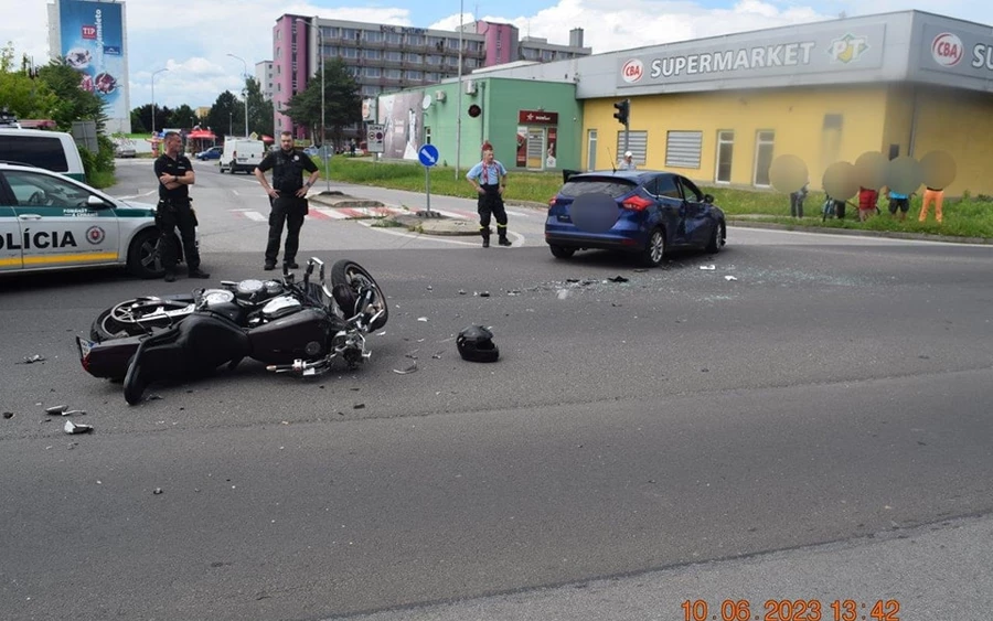 A személygépkocsi vezetője a főútról a mellékútra akart kanyarodni és vezetés közben nem adott elsőbbséget a motorosnak. A motorost jelenleg a pöstyéni kórházban kezelik. A Ford Focus sofőrjének szervezetében nem találtak alkoholt.