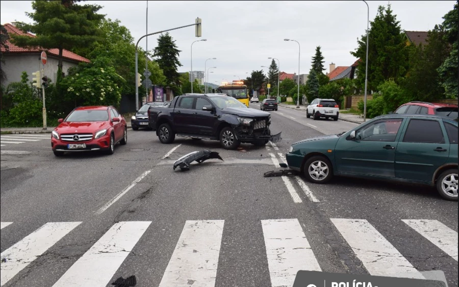 Az incidens során egy Ford és egy Volkswagen típusú személygépjármű ütközött. Az érintettek könnyű sérüléseket szenvedtek.