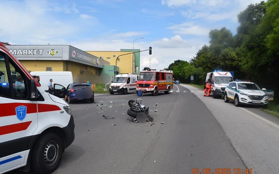 Június 12-én délután közlekedési baleset történt a pöstyéni főúton. Az incidens során egy 53 éves motoros és egy 54 éves Ford Focus típusú személygépjármű sofőrje ütközött. 