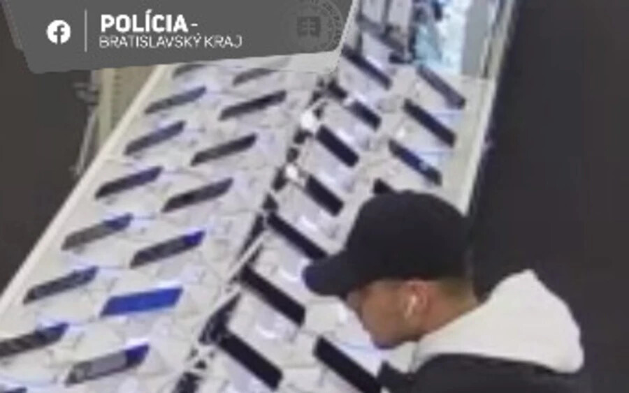 Az ismeretlen tettes egy  1059 euró értékű mobiltelefont tulajdonított el a pozsonyi Metodova utcai bevásárlóközpont egyik elektronikai szaküzletéből.
