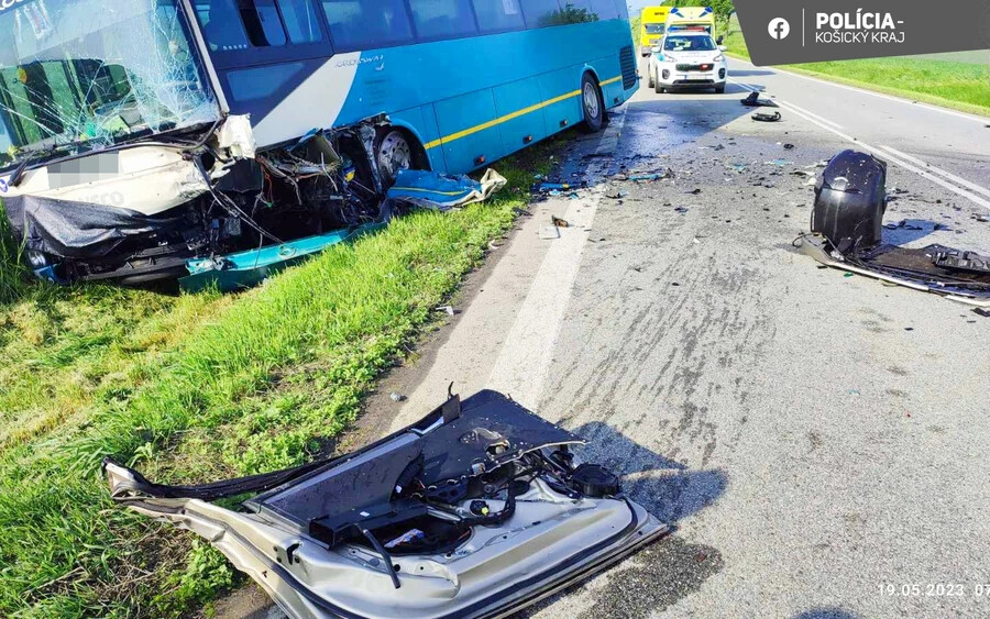Súlyos közlekedési baleset történt péntek reggel a nagymihályi járási Pazdics (Pozdišovce) és Vásárhely (Trhovište) községek közötti szakaszon. A szemtanúk később azt állították, a sofőr szándékosan ütközött a busszal, hogy véget vessen életének. 