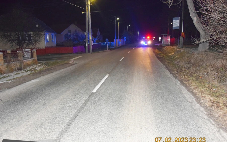 2023. február 7-én 21 óra 40 perc környékén közlekedési balesetet okozott egy ismeretlen színű és rendszámú gépjármű a kassai járási Hernádzsadány (Ždaňa) községben. 