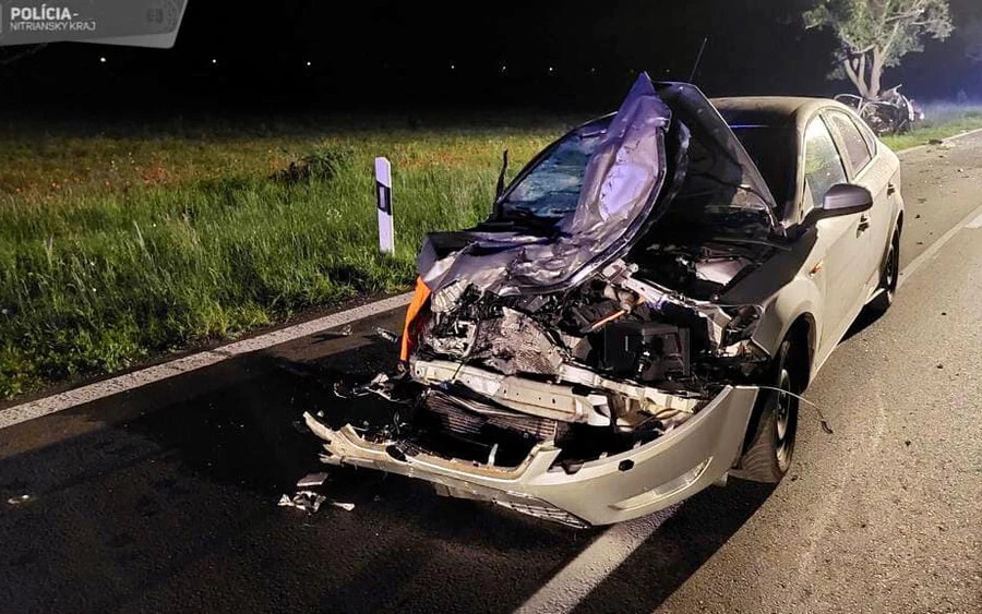 Az érsekújvári rendőrséget nem sokkal éjfél előtt értesítették egy közúti balesetről, amely Ebed (Obid) község környékén, a Párkány (Štúrovo) és Köbölkút (Gbelce) között történt. 