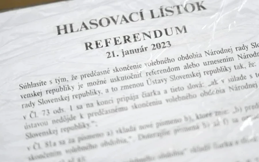 Ha a választópolgár a szavazólap kitöltésekor hibát követ el, a választási körzet választási bizottsága a hibásan javított szavazólap helyett másik szavazólapot állít ki. A választópolgár a helytelenül módosított szavazólapot a fel nem használt vagy helytelenül módosított szavazólapok elhelyezésére szolgáló urnába helyezi. Ha a hibásan kitöltött szavazólapot nem helyezi el az erre szolgáló urnába, 33 eurós pénzbírsággal sújtható.