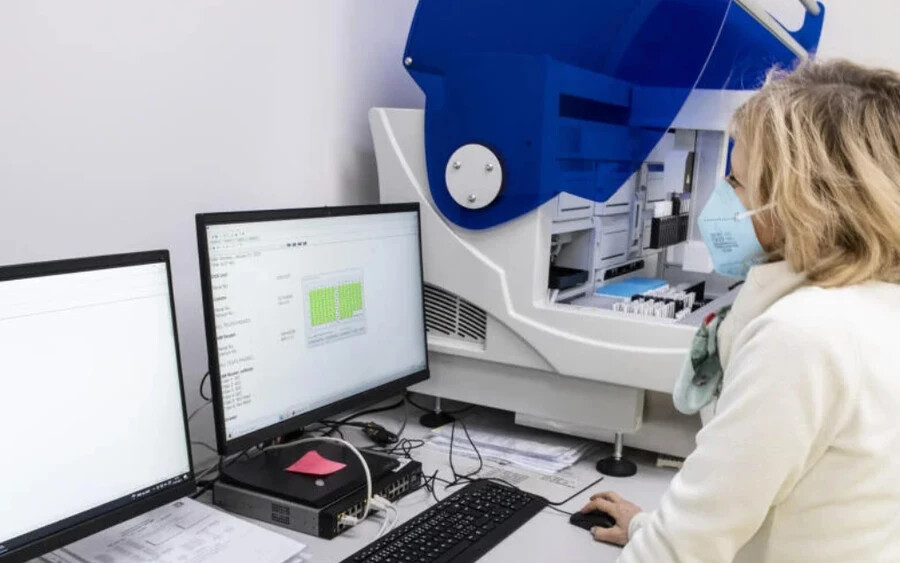 Bár a világjárvány harmadik hulláma során az elmúlt hat hónapban a PCR-tesztek csak 302 ezer pozitív esetet mutattak ki, a delta leküzdése után több mint 1,28 millió ember rendelkezhet antitestekkel. Ez derül ki az Unilabs Slovensko laboratóriumainak legfrissebb elemzéséből.